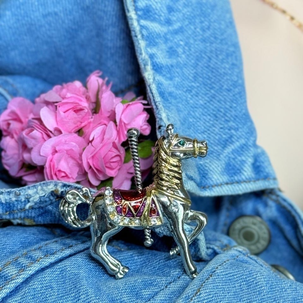 Elegant Silver Gold Horse Brooch. - Picture 3 of 4